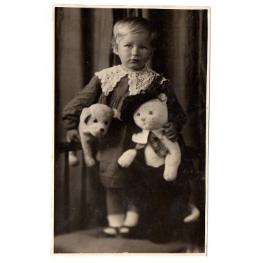 Geçmiş yüzyıldan bir kızın sanatsal fotoğrafı.