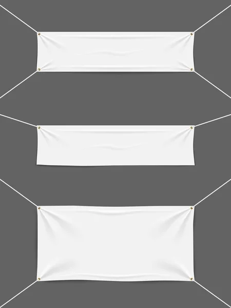 Banner de mockup em branco branco com corda e dobras. Modelo têxtil pendurado bandeira para venda. Vazio tecido esticado, lona, pano horizontal sobre fundo isolado. Banner realista para texto. vetor — Vetor de Stock