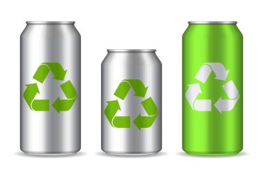 Gerçekçi alüminyum kutular geri dönüşüm simgesi ile modellenir. İzole edilmiş arka planda 3D gümüş ve yeşil şişe şablonu. Soda, ekolojik bira paketi, geri dönüşüm sembolü. Metal konteynırda taze içecek. vektör