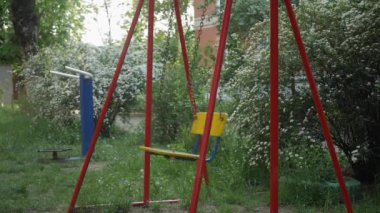 Boş çocuklar karantinada sallanıyor