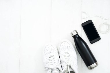 Fitness izleme konsepti. Fitness aktivitelerini izlemek için akıllı telefonları ve akıllı telefonları kullanmak. Koşu ayakkabıları düz görünüm.