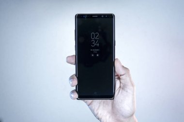 Samsung Galaxy Note 8 akıllı telefon editörlük amacıyla görüntülenir. 
