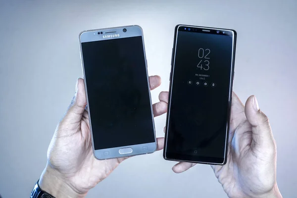 Samsung Galaxy Note Smartphone Jest Wyświetlany Ręka Recenzja — Zdjęcie stockowe