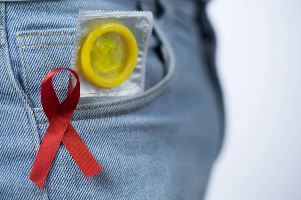 Nastro Rosso Con Preservativo Giornata Mondiale Degli Aiuti Aids Hiv — Foto Stock