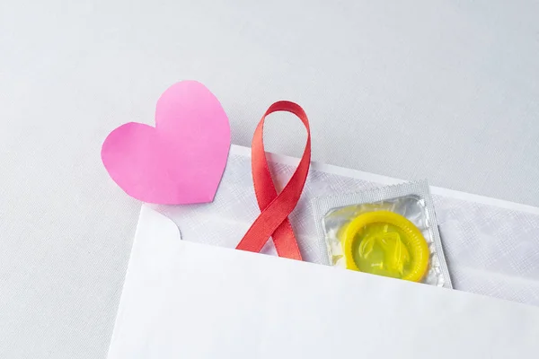 Fita Vermelha Com Suporte Preservativo Para Dia Mundial Aids Aids — Fotografia de Stock