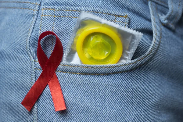 Pita Merah Dengan Dukungan Kondom Untuk Hari Pertolongan Dunia Aids Stok Foto
