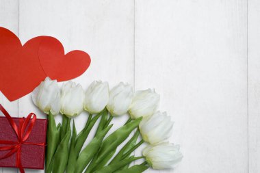 Bahar lale çiçekleri ve kağıt kart yukarıdaki gri taş masanın üzerinde düz bir şekilde duruyordu. Kadınlar ya da Anneler Günü için Selamlama