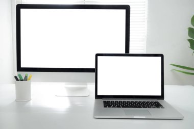 Bilgisayarı beyaz ekran ve pencere ışığı arkaplanı ile yapılandır
