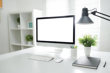 Bilgisayarı beyaz ekran ve pencere ışığı arkaplanı ile yapılandır