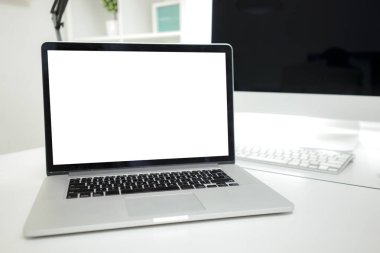 Çalışma masasının üzerine dizüstü bilgisayarı kapat, uygulama ekran ayarları için akıllı telefon boş ekranını düzenle