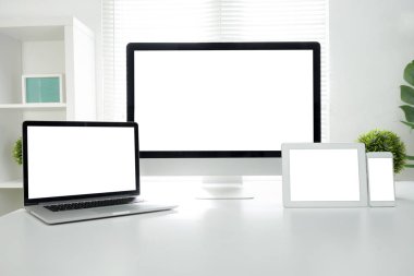 Bilgisayarı beyaz ekran ve pencere ışığı arkaplanı ile yapılandır