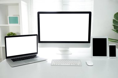 Bilgisayarı beyaz ekran ve pencere ışığı arkaplanı ile yapılandır