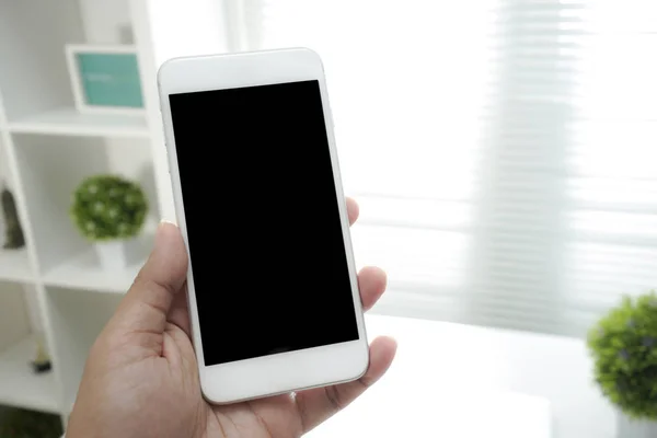 Zbliżenie Strony Trzymając Telefon Nad Stołem Roboczym Makieta Smartfon Pusty — Zdjęcie stockowe