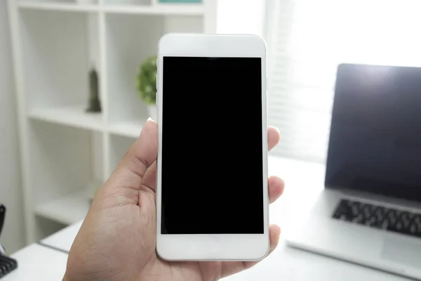 Cerrar Mano Sosteniendo Teléfono Sobre Mesa Trabajo Pantalla Blanco Del — Foto de Stock