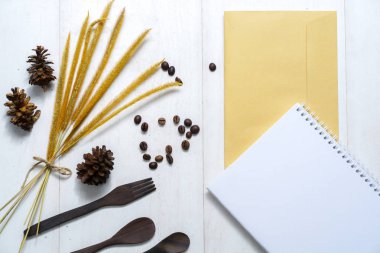 Ahşap zemin, baharat ve dekorasyon üzerine eski kağıt kaplı bir fincan kahve, üst manzara, eski tarz.