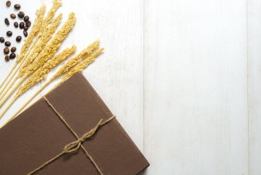 Sonbahar kompozisyonu. Hediye, sonbahar yaprakları, tarçın çubukları, ahşap beyaz arka planda anason yıldızı. Düz konum, üst görünüm, kopyalama alanı