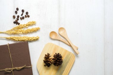 Ahşap zemin, baharat ve dekorasyon, üst manzara, eski tarz kağıt kırsal kavram