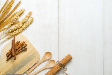 Ahşap zemin, baharat ve dekorasyon, üst manzara, eski tarz kağıt kırsal kavram