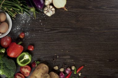 Taze salata ve sos malzemeleri, üst manzara, çerçeve. Salata yapıyorum. Sağlıklı yaşam tarzı ya da diyet gıda konsepti.
