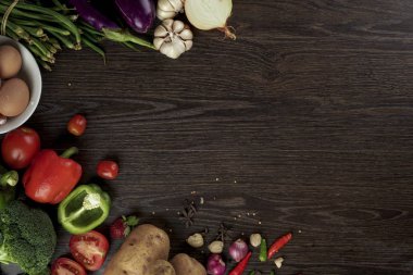 Taze salata ve sos malzemeleri, üst manzara, çerçeve. Salata yapıyorum. Sağlıklı yaşam tarzı ya da diyet gıda konsepti.