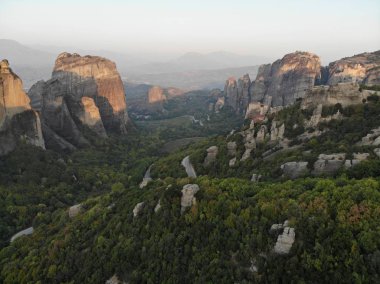 Dik uçurumlar, panorama, Kalampaka, Trikala, Thessaly, Yunanistan 'da yer alan Roussanou Kutsal Manastırı ve Agios Nikolaos Anapafsas Manastırı manzarası