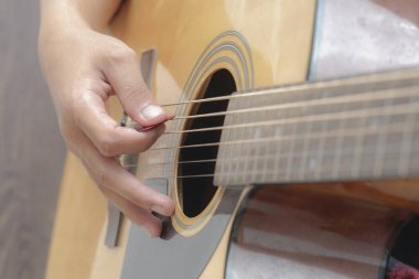 Akustik gitar çalmak. Akustik gitar Closeup fotoğrafçılık oynarken erkekler.