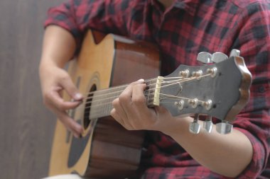 Akustik gitar çalmak. Akustik gitar Closeup fotoğrafçılık oynarken erkekler.