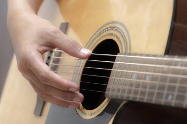 Akustik gitar çalmak. Akustik gitar Closeup fotoğrafçılık oynarken erkekler.