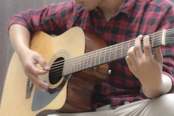 Akustik Gitar Çalmak Akustik Gitar Closeup Fotoğrafçılık Oynarken Erkekler — Stok fotoğraf