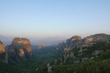 Roussanou kutsal Manastırı ve Manastırı, Agios Nikolaos dik uçurumlarda yer alan Anapafsas Dağları Panoraması, Kalampaka, Tırhala, Thessaly, Yunanistan
