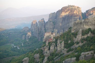 Roussanou kutsal Manastırı ve Manastırı, Agios Nikolaos dik uçurumlarda yer alan Anapafsas Dağları Panoraması, Kalampaka, Tırhala, Thessaly, Yunanistan