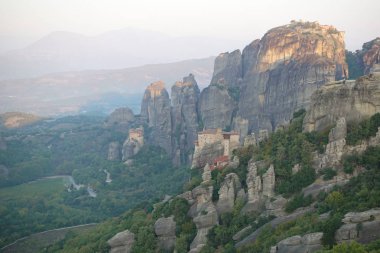 Roussanou kutsal Manastırı ve Manastırı, Agios Nikolaos dik uçurumlarda yer alan Anapafsas Dağları Panoraması, Kalampaka, Tırhala, Thessaly, Yunanistan