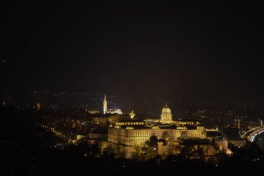 Budapeşte, Macaristan. Budapeşte, Macaristan 'ın gece hava manzarası. Buda Şatosu, Zincir Köprüsü ve Meclis Binası