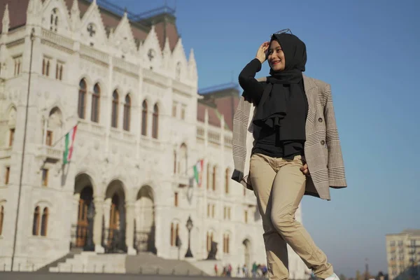 Szczęśliwy Asean Hidżab Stylowa Kobieta Pozowanie Tle Piękny Budynek Parlamentu — Zdjęcie stockowe
