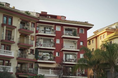 Valensiya 'nın merkezindeki Saplaya Limanı civarında farklı renklere sahip şehir evleri, binalar ve tekneler.