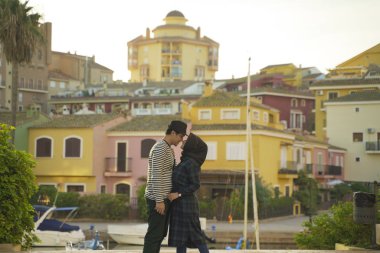 Romantik Asean Müslüman çifti renkli binalara ve İspanya 'nın Valencia nehrine karşı fotoğraf çekiyor.