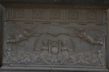 İspanya, Granada 'da bulunan Alhambra' daki Moorish süslemeleri. Alhambra 'nın sarayının ve kalesinin kemer girişlerinden biri.