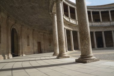 Colonnade v. Saray avlusunda. Alhambra Site. Granada, Endülüs, İspanya