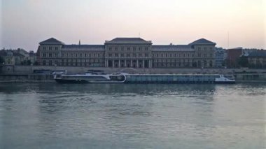 Budapeşte Üniversitesi 'nin zaman çizelgesi. Bir günde nehri geçen tekne manzaralı.