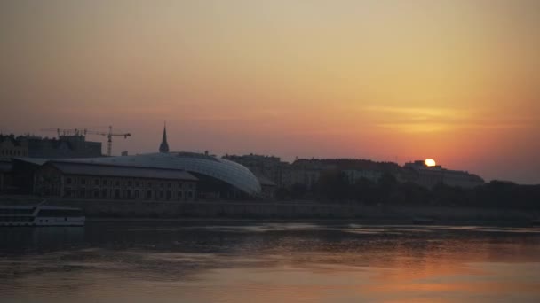 Schöner Sonnenaufgang Budapest Mit Der Spiegelung Des Sonnenaufgangs Auf Dem — Stockvideo
