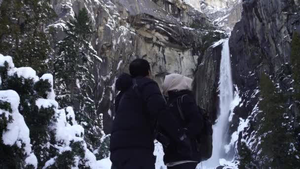 Jong Stel Ontdekkingsreizigers Genieten Van Yosemite Watervallen Winter — Stockvideo