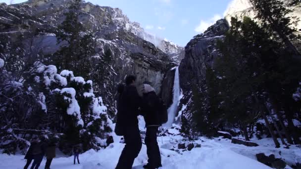 浪漫的夫妇探险家们在冬天尽情欣赏约塞米蒂瀑布 — 图库视频影像