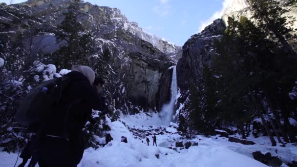 Yosemite Califórnia Eua Fevereiro 2019 Casal Romântico Caminhando Pela Neve — Vídeo de Stock