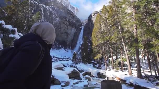 Yosemite Kalifornien Usa Februari 2019 Romantiskt Par Vandrar Snön Runt — Stockvideo