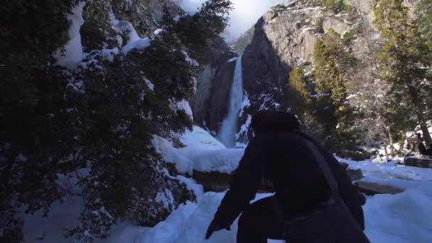Jonge Ontdekkingsreiziger Wandelen Sneeuw Rond Yosemite Watervallen Winter — Stockvideo