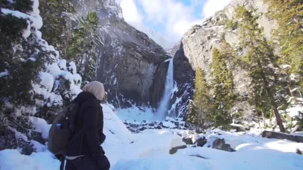 Jovem Explorador Moslem Vestindo Cachecol Apreciando Vista Neve Torno Cachoeiras — Vídeo de Stock