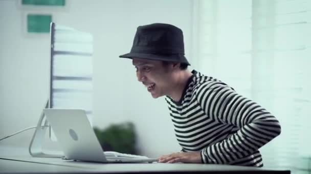 最快乐的亚洲商人带着他的小玩意和笔记本电脑在家里干活 — 图库视频影像