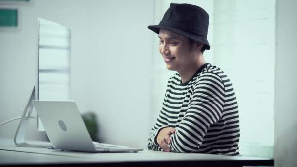 Stilig Asiatisk Man Som Arbetar Hemifrån Med Laptop Förklarar Eller — Stockvideo