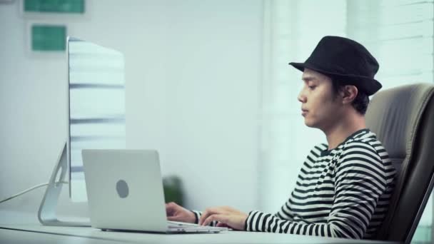 Азіатський Бізнесмен Друкує Свій Ноутбук Коли Працює Вдома — стокове відео