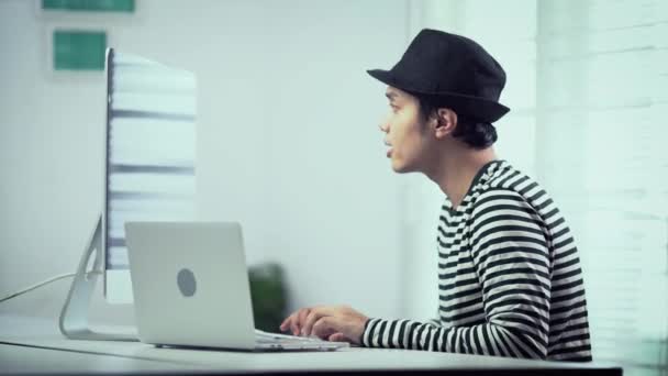 Азіатський Бізнесмен Щасливий Схвильований Коли Працює Ноутбуком — стокове відео
